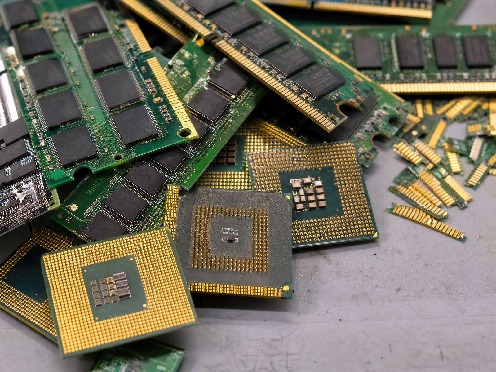 Computer RAM memory sticks and gold-pin CPUs — gold-bearing electronic scrap